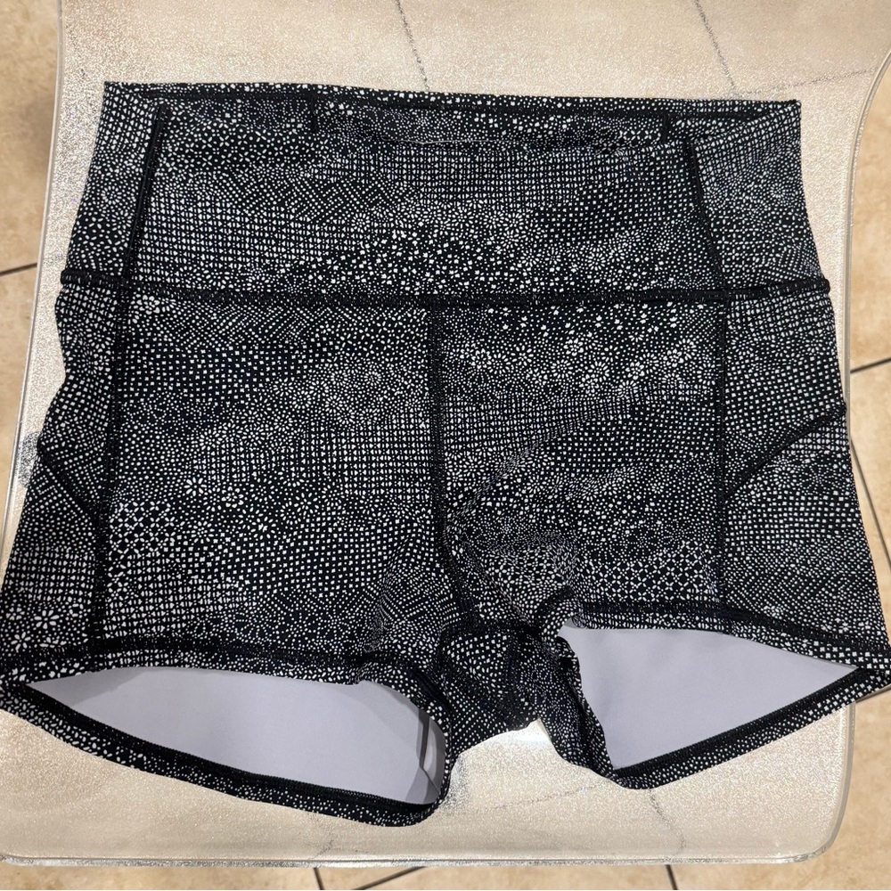 Lululemon black white ditsy floral print groove bootie shorts